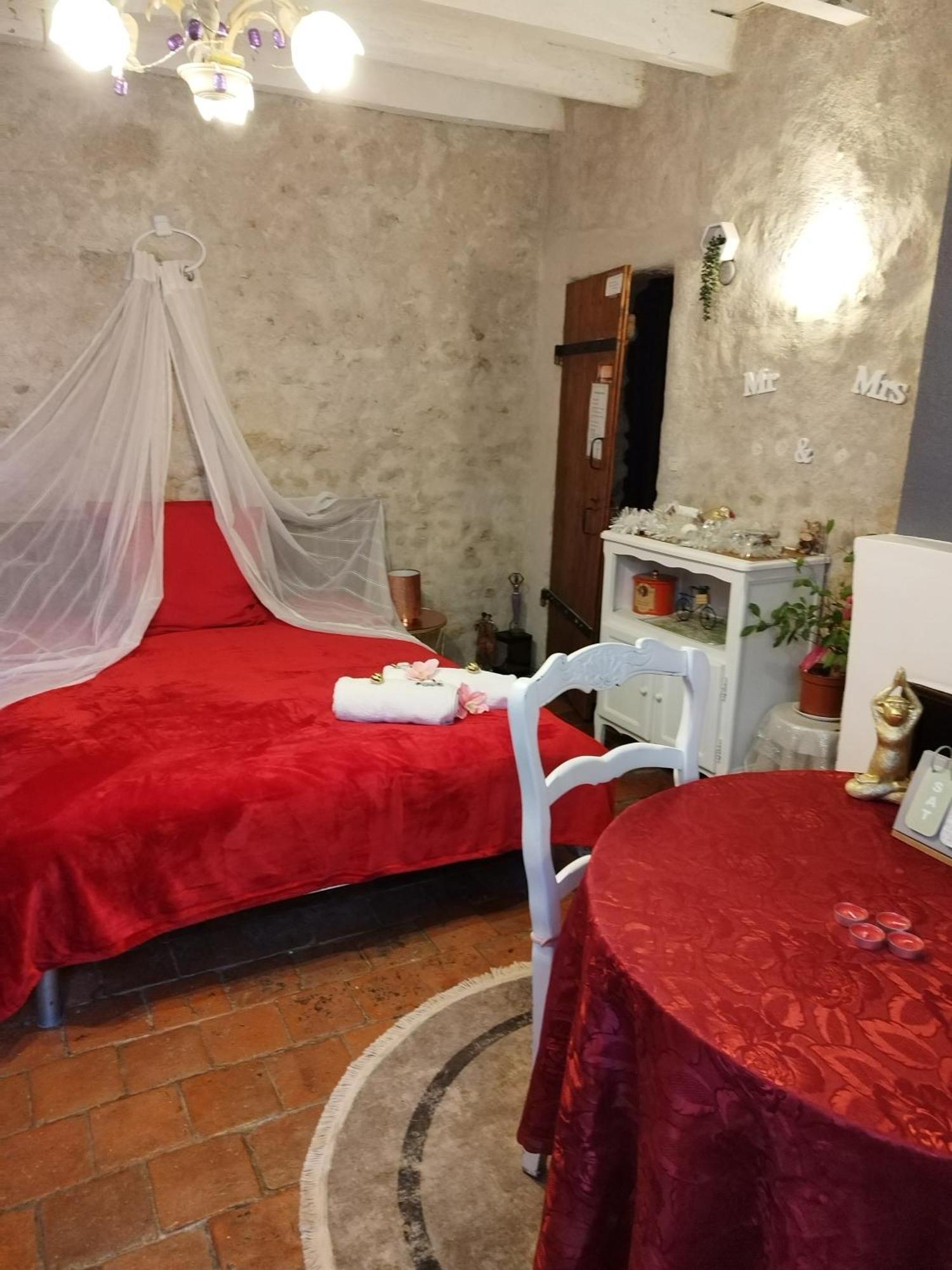 לינה וארוחת בוקר Ferolles Jacuzzi Massage Sur Rdv,Duo,Reiki,Californien, Reflexologie Plantaire, Et Bouteille Mousseux Offerte מראה חיצוני תמונה